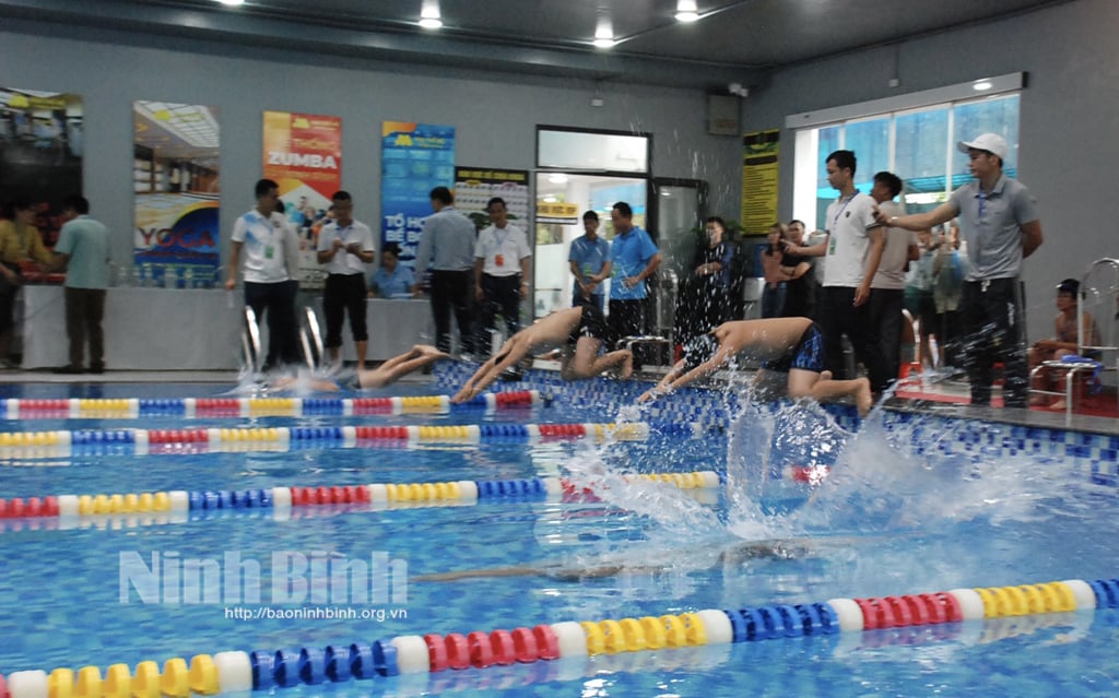 Eröffnung des High School-Schwimmturniers für das Schuljahr 2022-2023