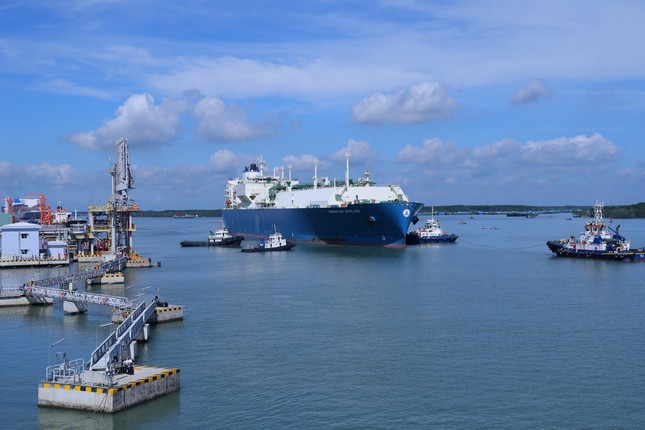 Vietnam is being sought after by many international LNG suppliers? photo 1