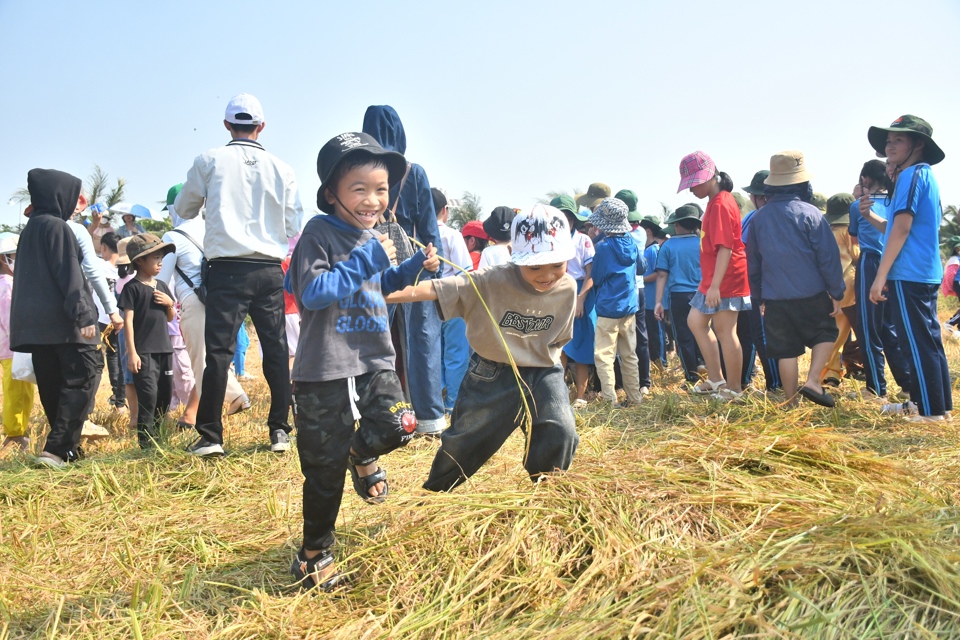 Según el gobierno local, el objetivo de celebrar el Festival Nacional del Día de la Madre cada año es crear productos turísticos típicos de la zona y desarrollarlos gradualmente en Huy mô. Imagen turística comunitaria.