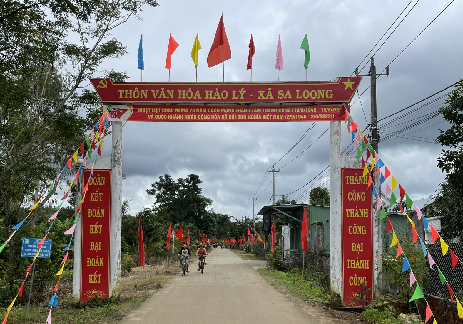 Das Volk der Muong bewahrt und fördert die traditionelle Kultur an der Grenze zu Kon Tum. Bild 5