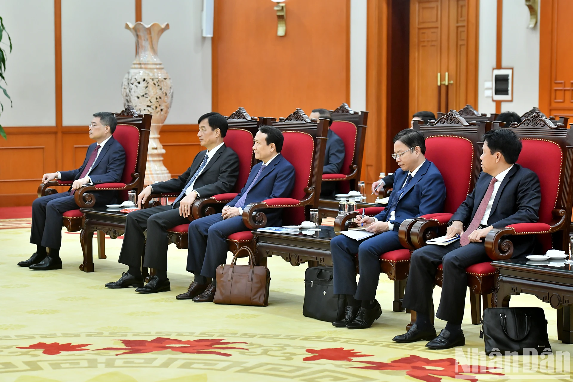 [Photo] General Secretary To Lam receives Chairman of the Board of Directors of the Japan Bank for International Cooperation photo 5