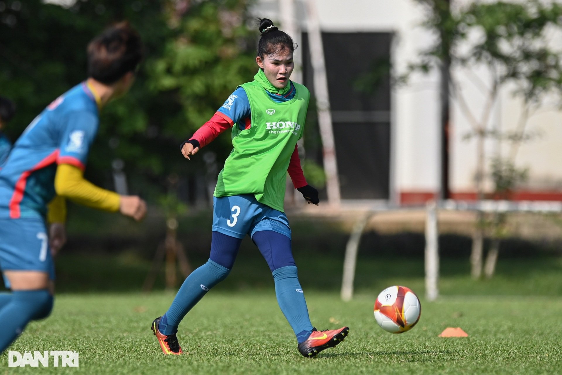 Huỳnh Như tập luyện dưới nắng nóng, muốn giành Vua phá lưới SEA Games 32 - 11