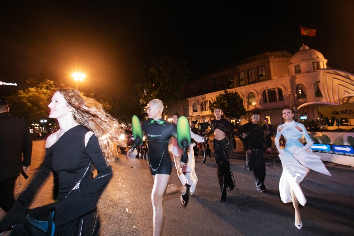 Les mannequins ont couru depuis la scène de l'Opéra et ont atterri dans la rue, créant un moment de surprise pour les invités à la fin du spectacle.