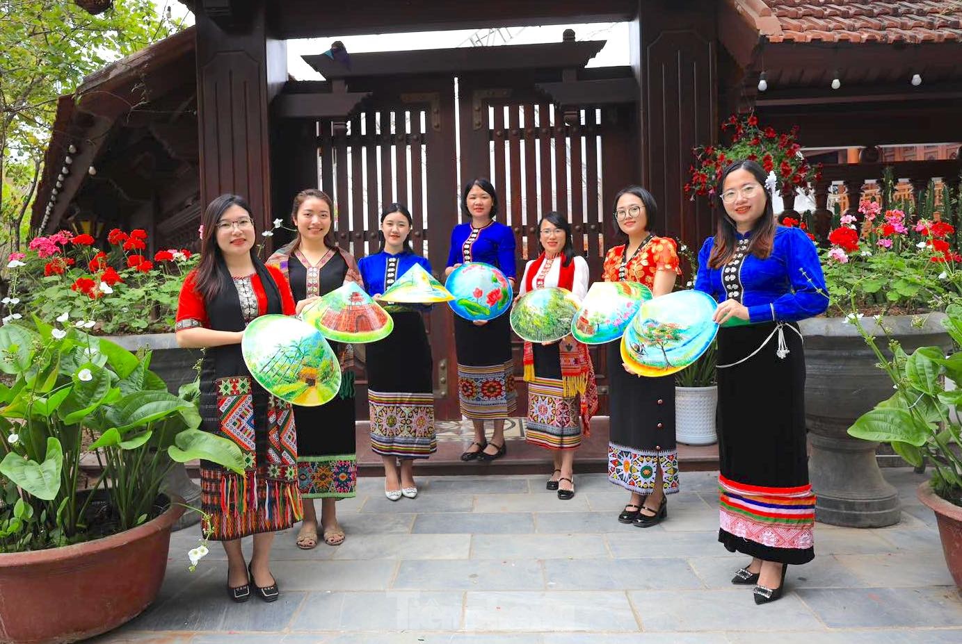 Nghe An conical hat 'Pride of a strip of land and rivers' photo 13