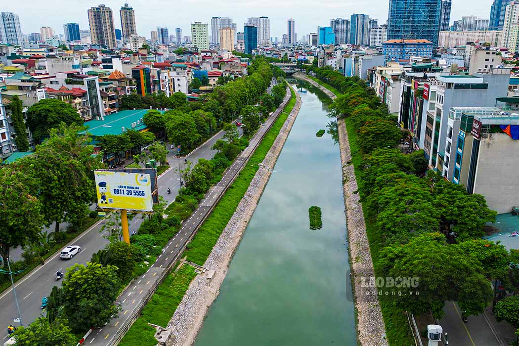 Nước sông Tô Lịch bất ngờ đổi màu xanh ngắt- Ảnh 2.