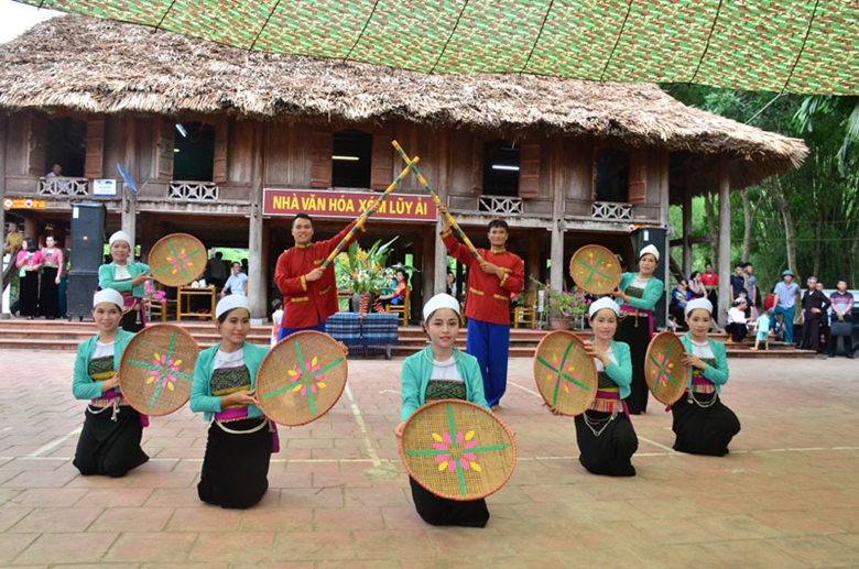 La aldea de Luy Ai, comuna de Phong Phu, distrito de Tan Lac, es un destino de turismo comunitario que atrae a muchos visitantes.