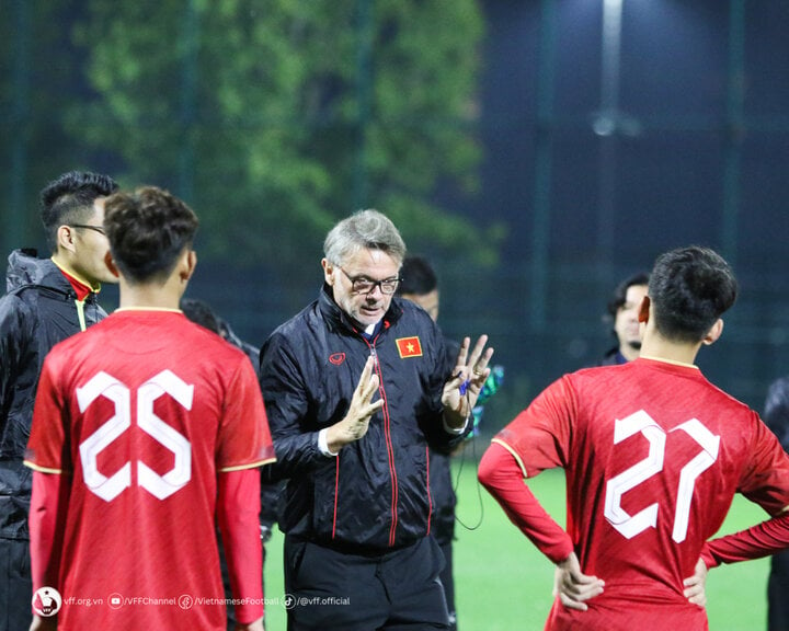 Coach Troussier talks with the players before the training session.