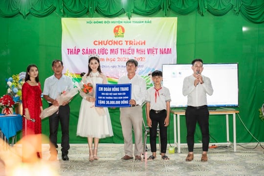 Hoa hậu Đoàn Hồng Trang về thăm trường xưa, tặng quà cho học sinh nghèo - Ảnh 4.