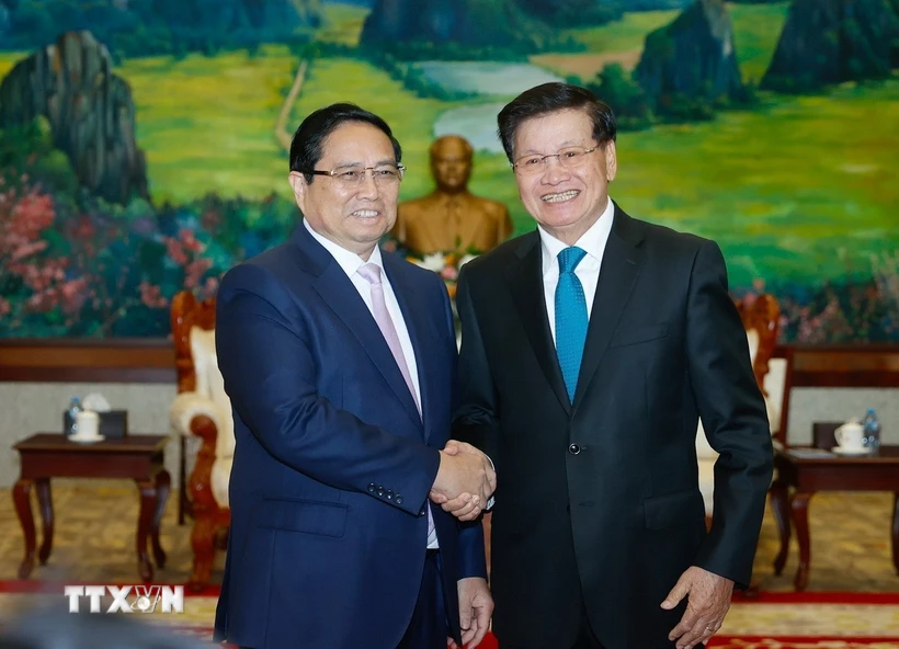 Premierminister Pham Minh Chinh begrüßte den laotischen Generalsekretär und Präsidenten Thongloun Sisoulith. (Foto: Duong Giang/VNA)