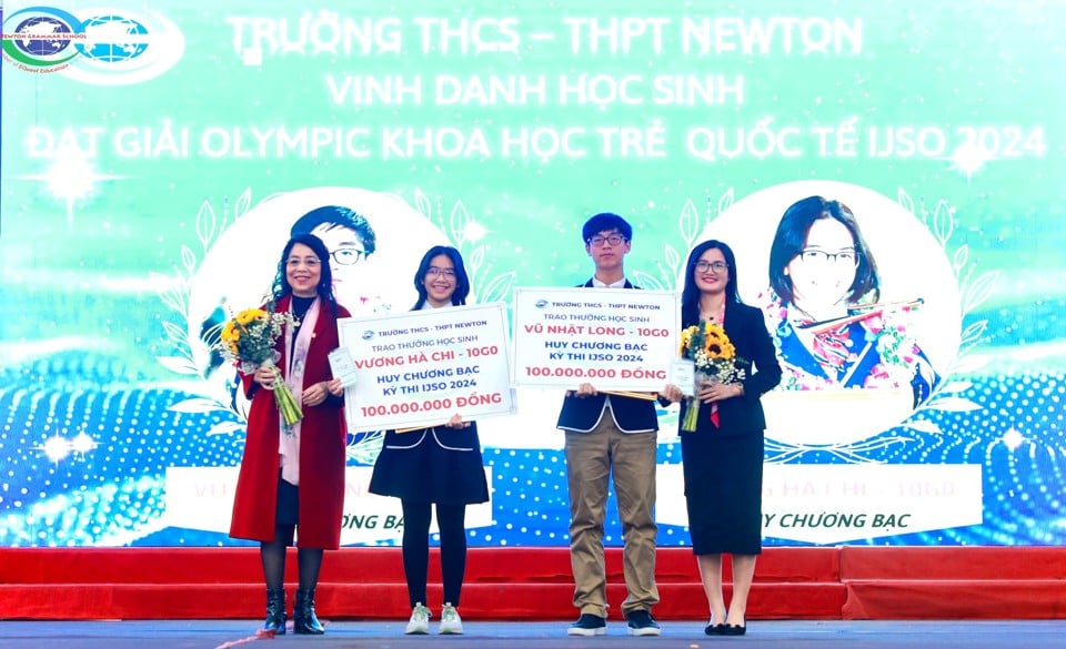 Creative and dedicated teacher Le Thi Bich Dung - Co-founder, Vice President of the Board of Newton Inter-level School System and teacher Hoang Man - Principal of the school presented flowers and 