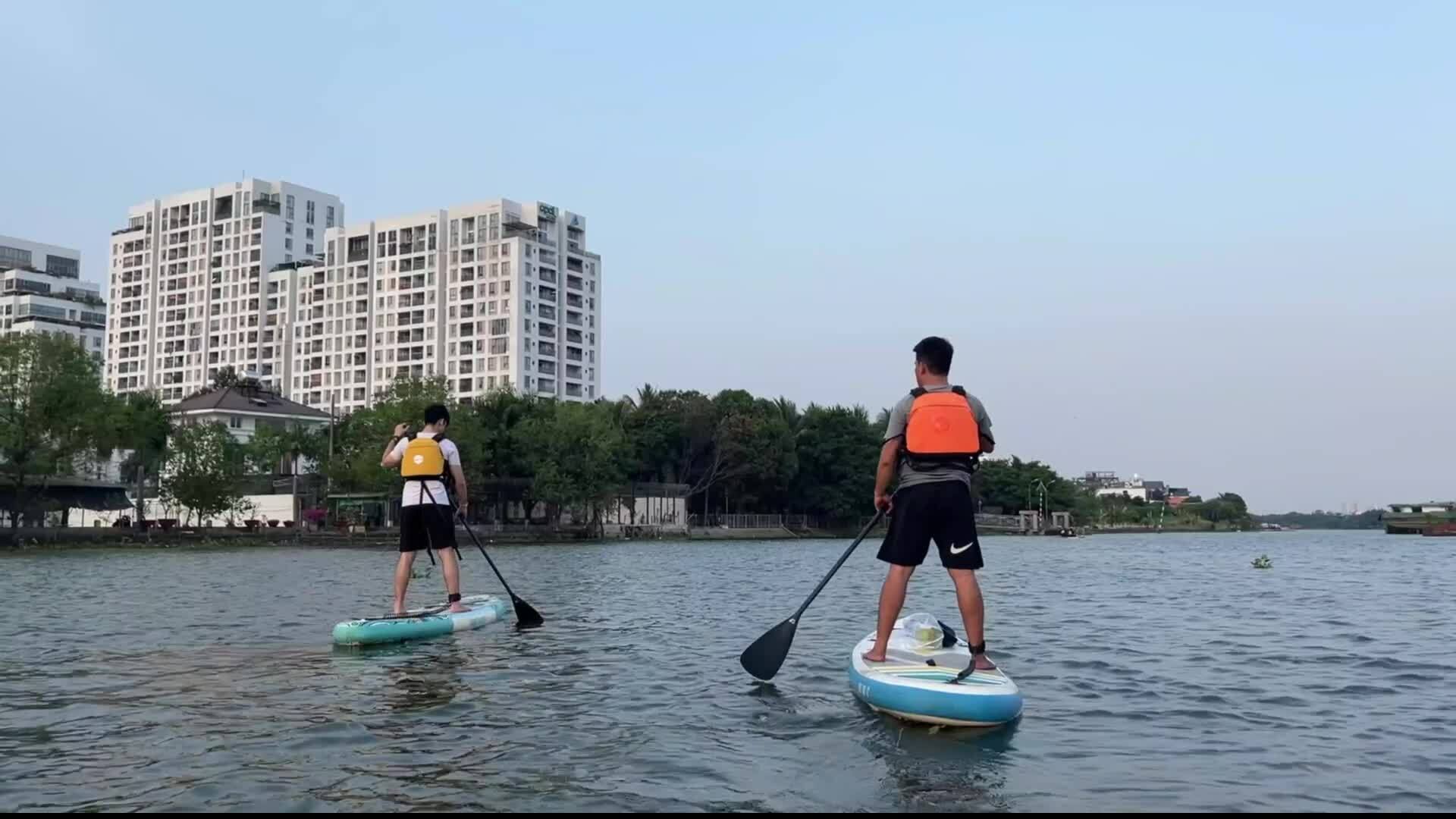 강에서 사이공을 바라보며 SUP 조정하기