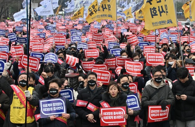 South Korean doctors protest in Seoul on March 3 against the government's increase in medical school admissions quotas. Photo: AFP