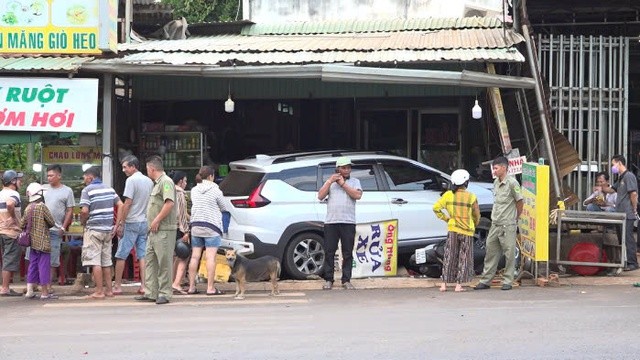 Thoát nạn trong gang tấc khi ô tô 7 chỗ lao thẳng vào tiệm rửa xe ảnh 2