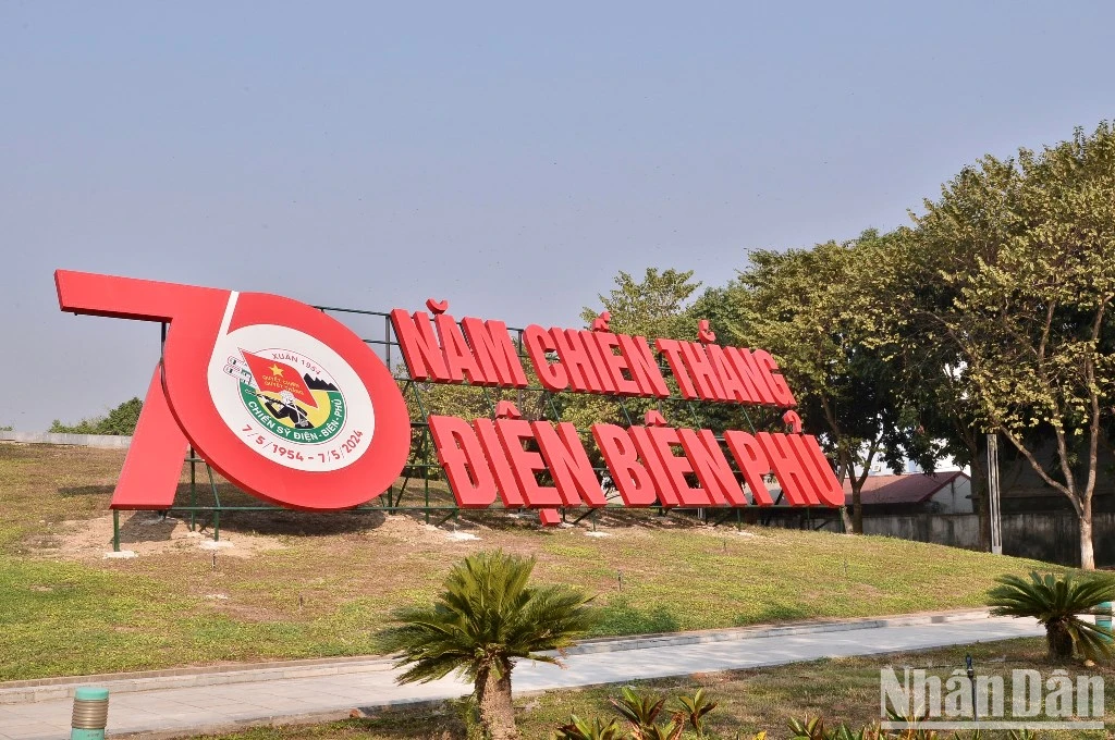 [Photo] Dien Bien Phu streets are bright with flags and flowers to welcome Dien Bien National Tourism Year 2024 photo 5