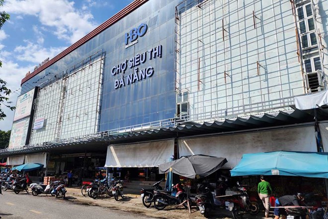 Traders at Da Nang Supermarket must sign a debt contract to continue trading. Photo: Thuy Trang