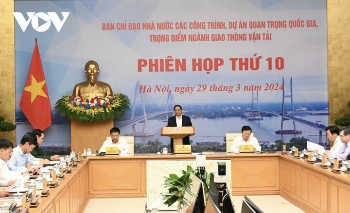 Premierminister Pham Minh Chinh leitete die 10. Sitzung des staatlichen Lenkungsausschusses für wichtige nationale Projekte und Arbeiten, die für den Verkehrssektor von zentraler Bedeutung sind.