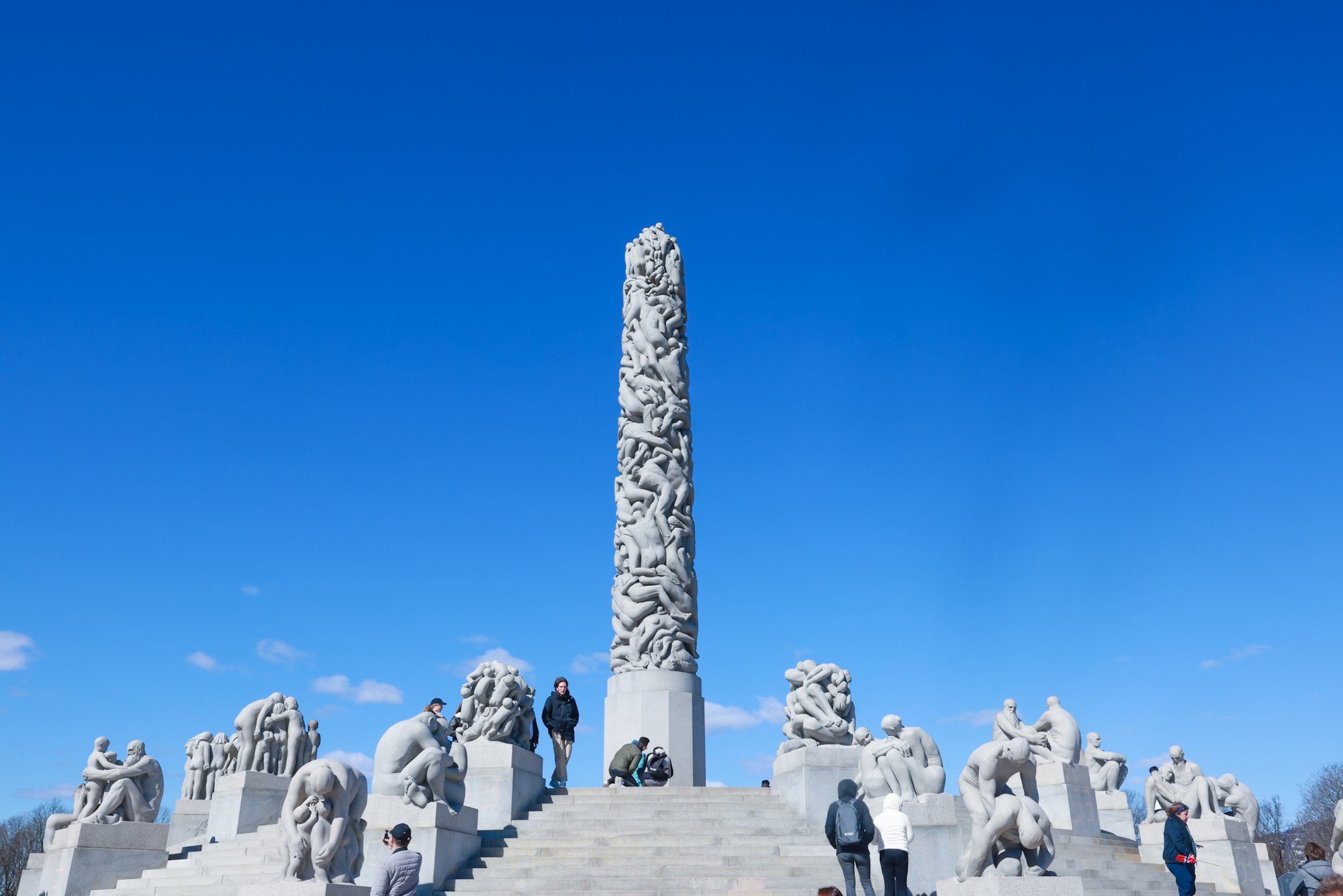 Der Monolith kann als Herzstück des Vigeland-Parks betrachtet werden. Er wurde aus einem einzigen, über 14 Meter hohen Granitblock gehauen und imitiert 121 menschliche Statuen, die vom Sockel bis zur Spitze des Turms gestapelt sind. Einige sagen, dass dieses Bild die Auferstehung der Menschheit darstellt, andere sagen, dass das Werk die menschlichen Bestrebungen symbolisiert. Es gibt aber auch Meinungen, dass der Steinturm „Der Monolith“ den Betrachtern das Gefühl von „Zusammengehörigkeit“ vermittelt – eine Verbindung mit dem gleichen menschlichen Schicksal – Foto: NGO TRAN HAI AN
