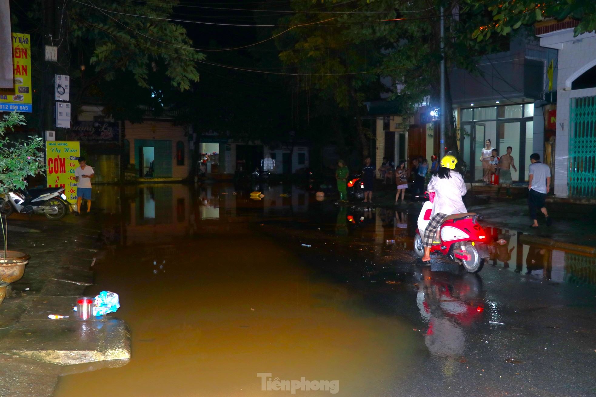 ទឹក​ទន្លេ​ក្រហម​ហក់​ឡើង ប្រជាជន Yen Bai ស្នាក់​ពេញ​មួយ​យប់​ដើម្បី​រៀបចំ​ខ្លួន​ដើម្បី​គេច​ពី​ទឹកជំនន់ រូបថត 22