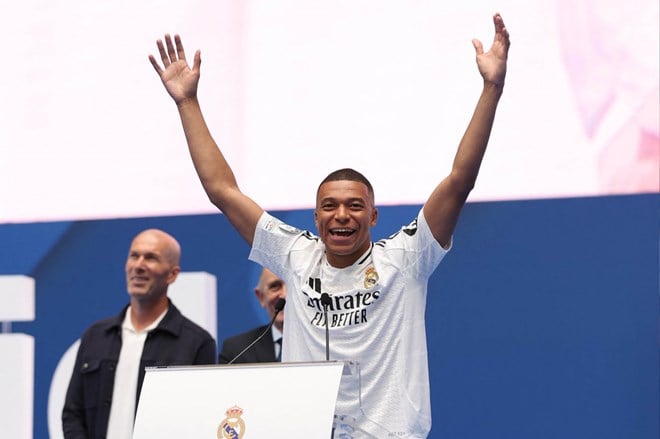 Ronaldo's silhouette behind Kylian Mbappe at Real Madrid debut