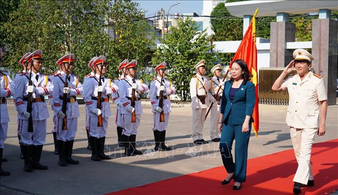 Вице-президент посещает полицию провинции Лонг Ан, фото 1