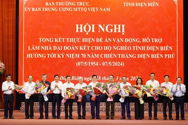 &nbsp;Tỉnh ủy Điện Bi&ecirc;n trao Huy hiệu ''V&igrave; sự nghiệp x&acirc;y dựng v&agrave; ph&aacute;t triển tỉnh Điện Bi&ecirc;n'' cho c&aacute;c c&aacute; nh&acirc;n c&oacute; th&agrave;nh t&iacute;ch xuất sắc trong triển khai thực hiện Đề &aacute;n 09