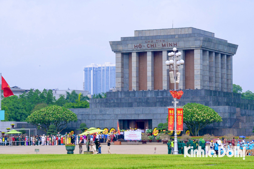 Thủ tướng yêu cầu đẩy mạnh chuyển đổi số trong quản lý khách vào Lăng viếng Bác.