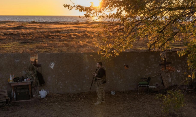 Soldados ucranianos hacen guardia cerca del río Dnieper el 6 de noviembre. Foto: AFP