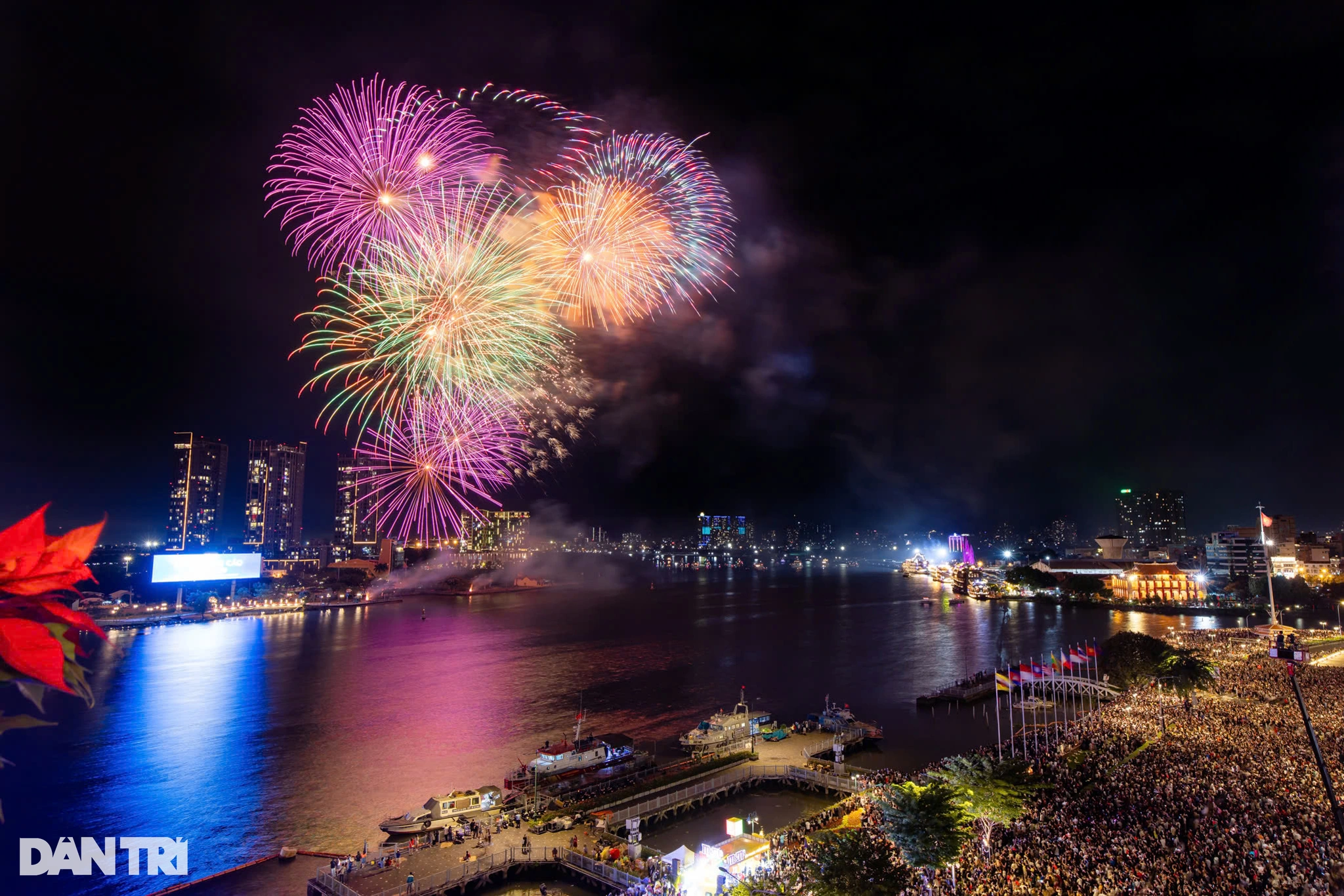 Ein spektakuläres Feuerwerk erleuchtet den Himmel zur Begrüßung des neuen Jahres 2025