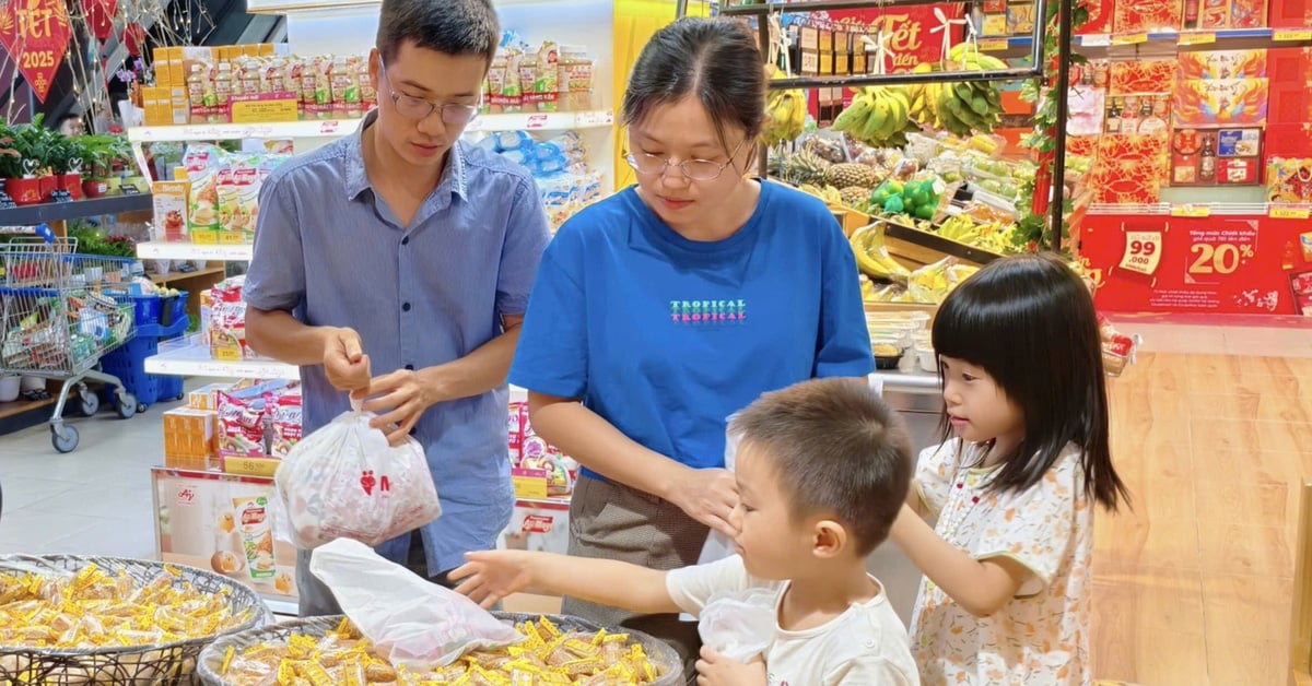 The trend of shifting from 'eating Tet' to 'enjoying Tet'