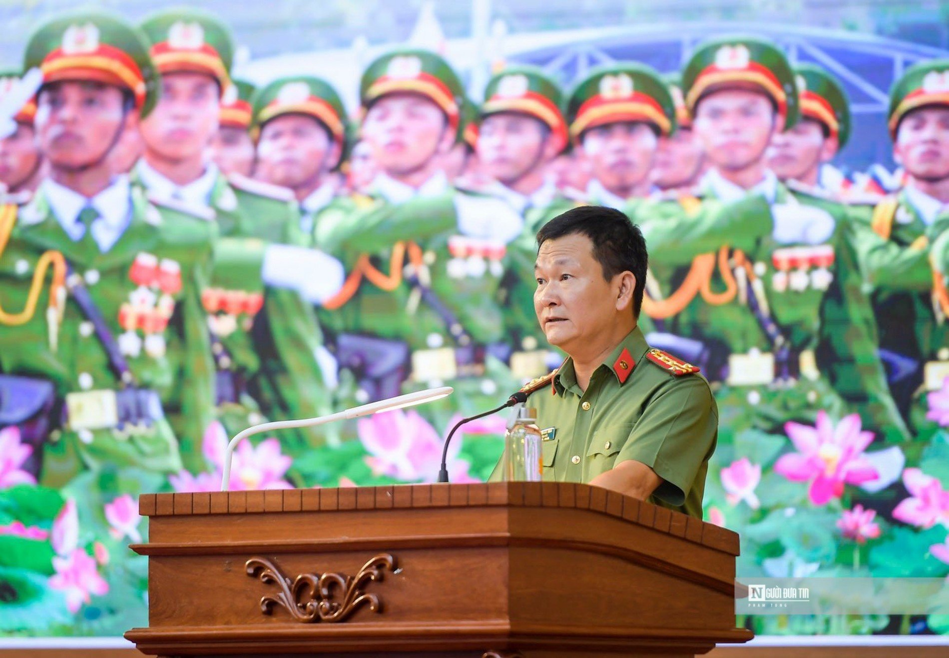 Événement - Le chef de la police et le directeur adjoint de la police de Hai Duong sont promus au grade de colonel (photo 7).