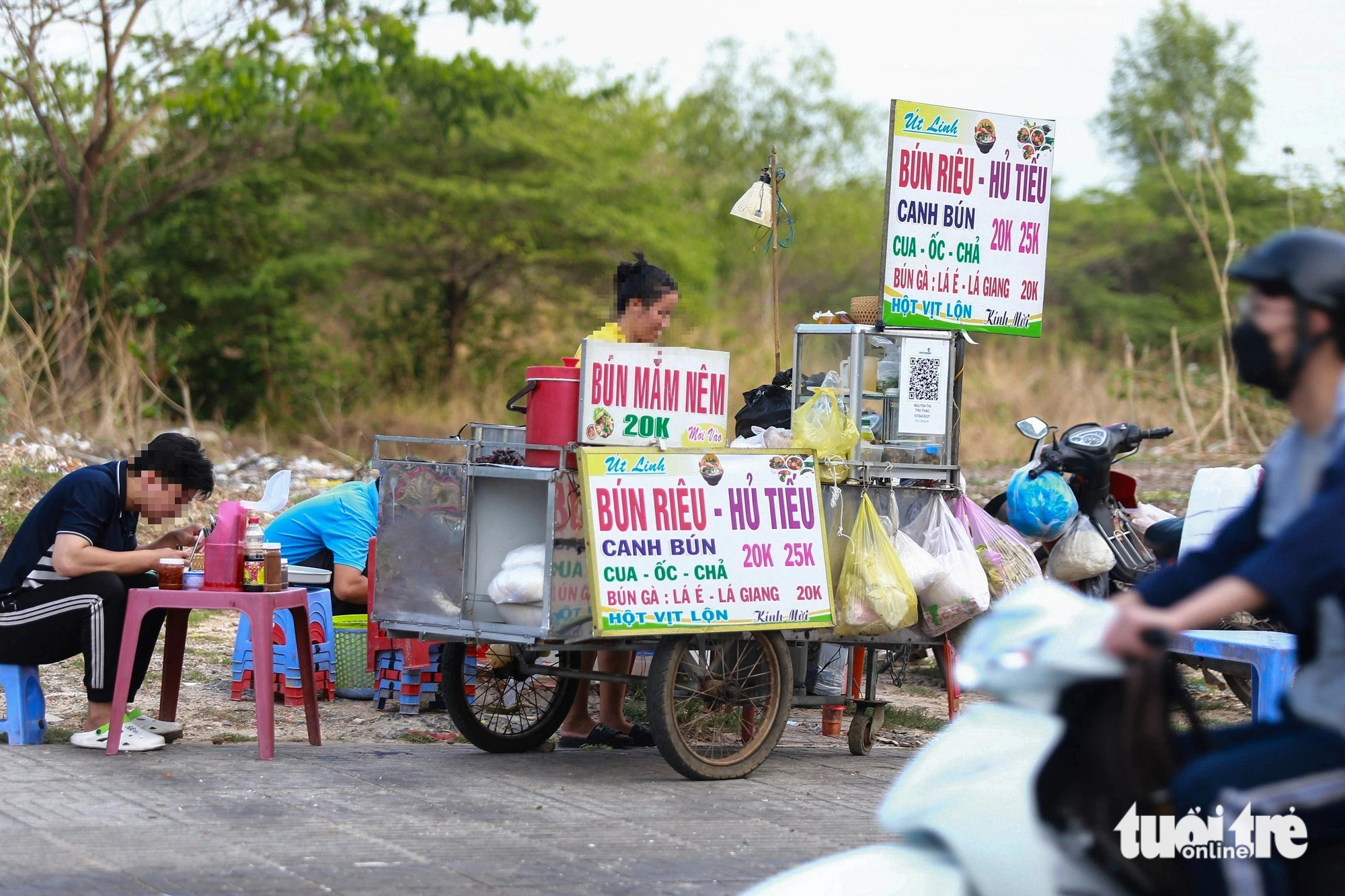 Với giá rẻ, phù hợp với túi tiền, những hàng quán này được sinh viên ưa chuộng. Tuy nhiên, vấn đề an toàn thực phẩm vẫn đáng lo ngại khi đa phần bày bán ở vỉa hè, chưa hợp vệ sinh