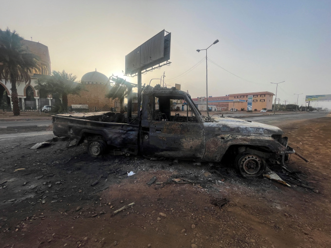 Bei Kämpfen in den Straßen von Khartum im Sudan brannte am 26. April ein Auto. Foto: Reuters