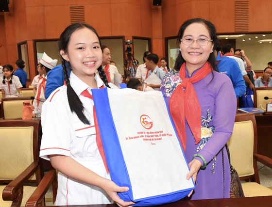 Sekretär des Parteikomitees von Ho-Chi-Minh-Stadt, Nguyen Van Nen: Kindern von ganzem Herzen zuhören und verantwortungsbewusst handeln Foto 3