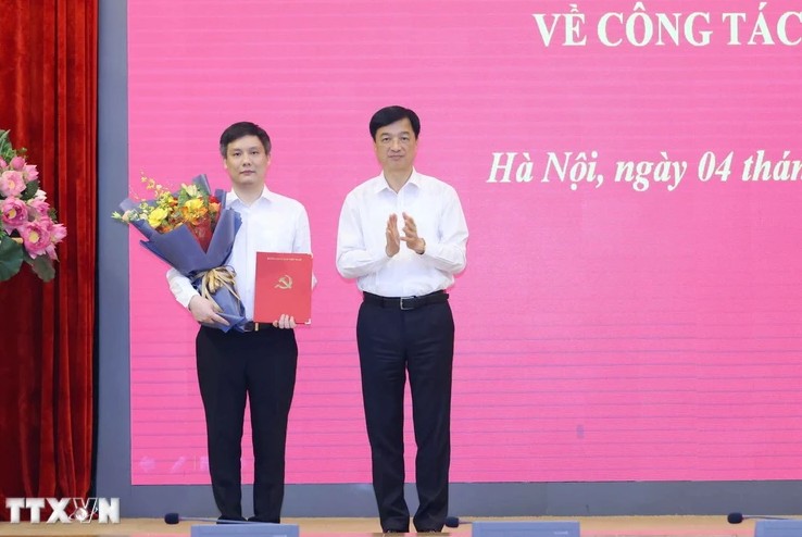 Nguyen Duy Ngoc, Sekretär des Zentralkomitees und Leiter des Zentralkomiteebüros der Partei, überreicht Major Dinh Tien Hai die Entscheidung des Generalsekretärs und Präsidenten To Lam. Foto: VNA