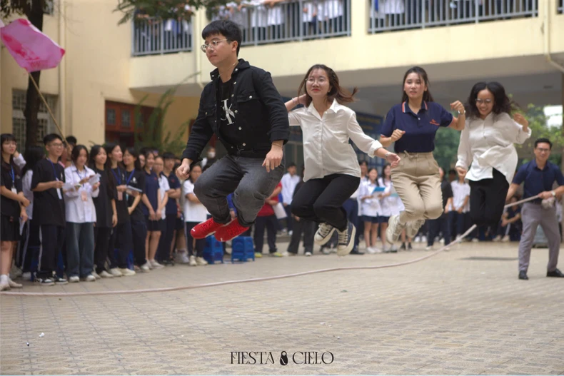 Exciting series of special events to show gratitude to teachers by Hanoi students photo 2