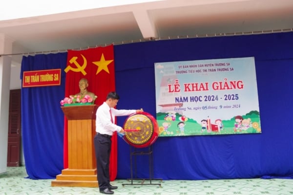 Bustling atmosphere on the opening day of school in Truong Sa island district