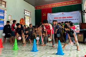 Huong Hoa : Près de 1 000 enfants participent au festival de football communautaire intégrant la communication sur la prévention des mines