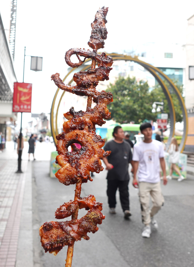 大きなイカの串焼き。