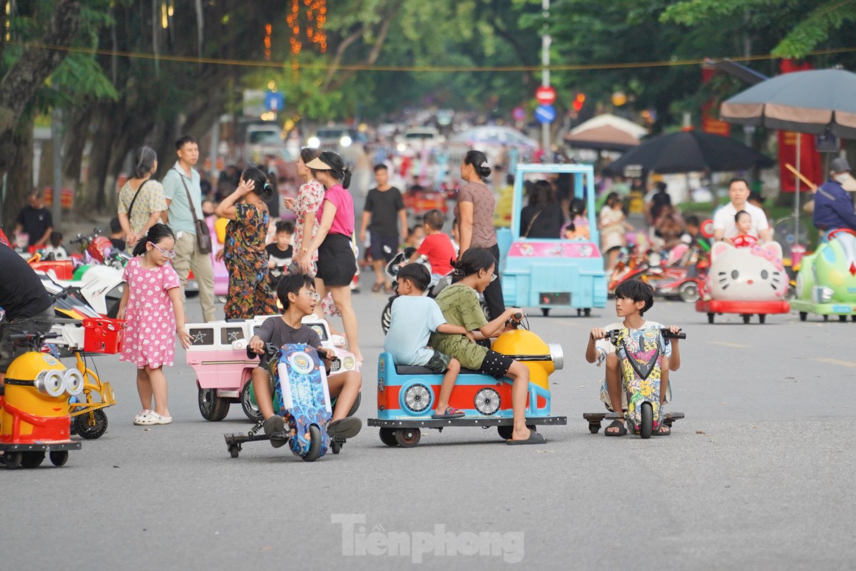 Hanoians leisurely stroll and sightsee during Independence Day holiday photo 21