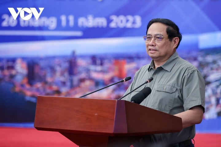 Premierminister Pham Minh Chinh spricht auf der Konferenz.