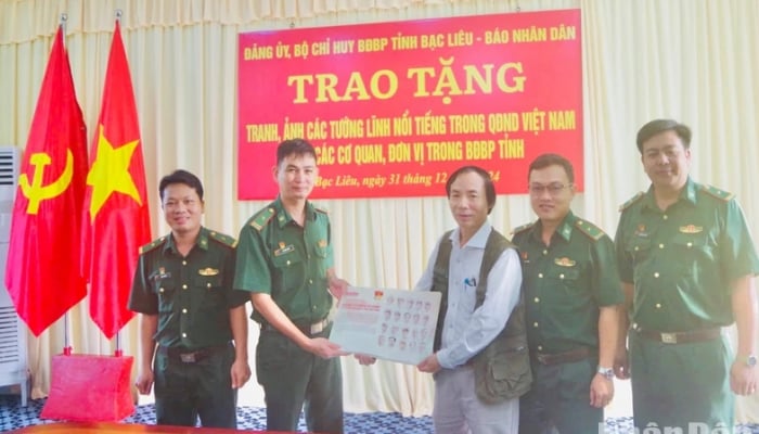 Báo Nhân Dân trao tặng bộ tranh 20 vị tướng tài danh đến Bộ đội Biên phòng tỉnh Bạc Liêu