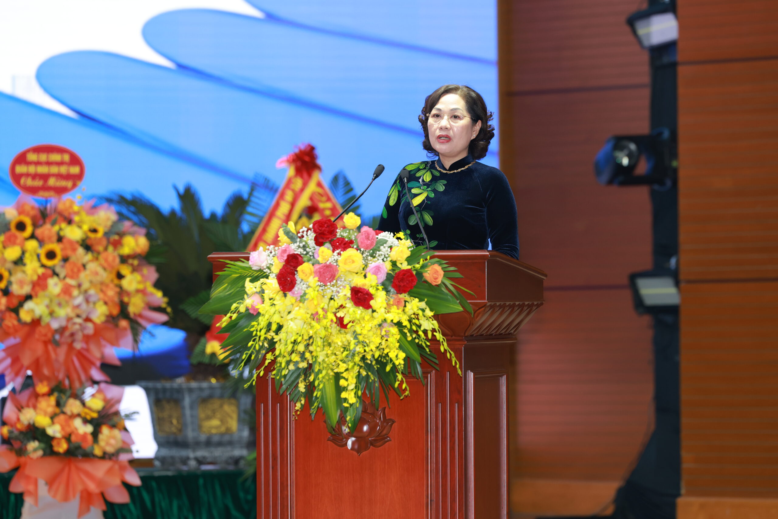 Ms. Nguyen Thi Hong - Member of the Party Central Committee, Secretary of the Party Committee, Secretary of the Party Committee, Governor of the State Bank of Vietnam spoke.