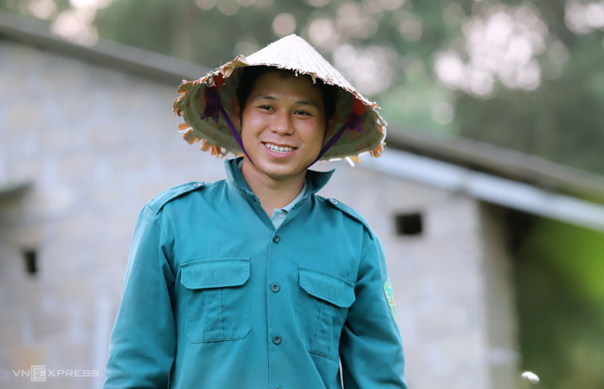 Mr. Hoang Dinh Ngu smiled gently when talking about the process of quitting his engineering job to return to his hometown to work on a farm. Photo: Duc Hung