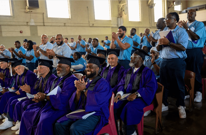 Les membres de la classe de fin d'études du programme d'éducation pénitentiaire de l'Université Northwestern célèbrent avant de recevoir leur licence. Photo : Reuters.