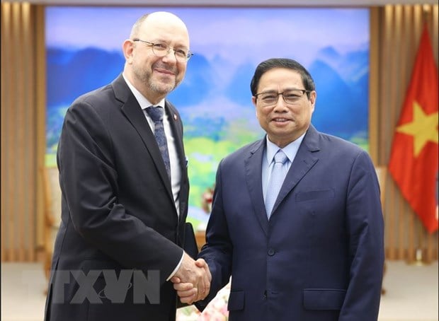 Premierminister Pham Minh Chinh empfängt den Schweizer Botschafter in Vietnam, Thomas Gass. (Foto: Duong Giang/VNA)