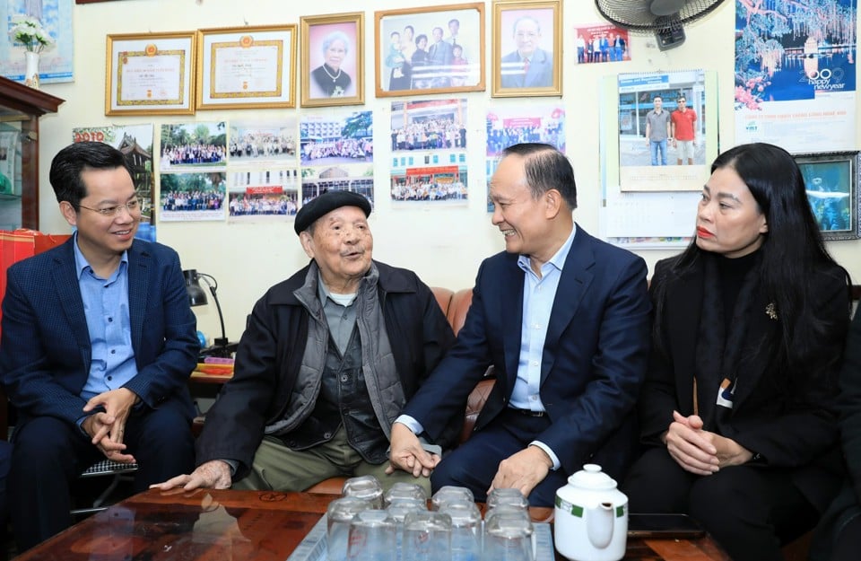 The City People's Council leaders warmly visited Mr. Vu Quoc Kinh, a pre-uprising cadre.