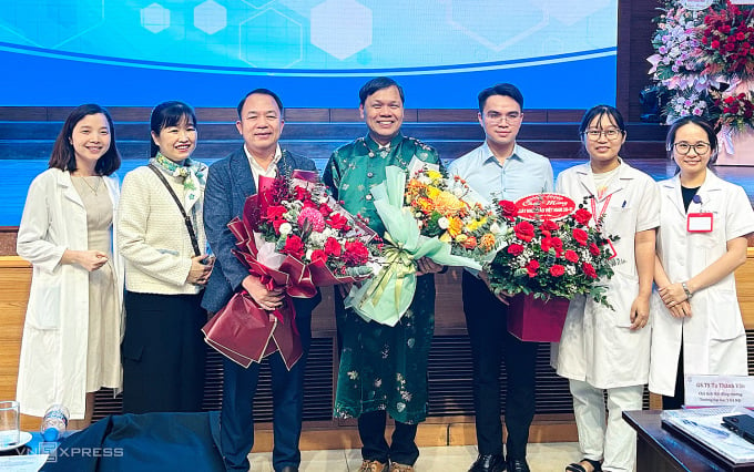 La maestra Tran Danh Cuong (con ao dai) recibe flores de felicitación de generaciones de estudiantes. Foto: Duong Tam