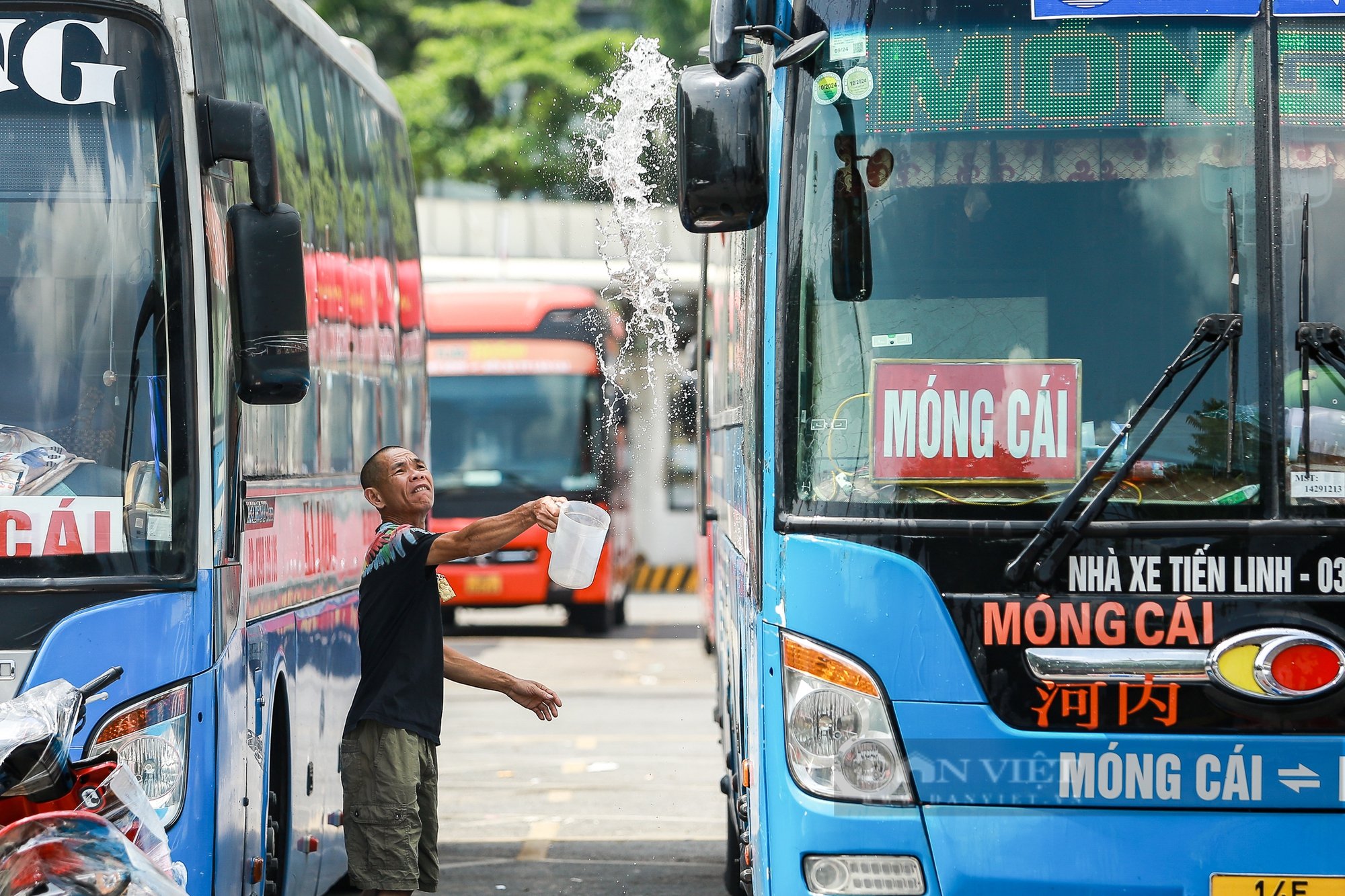 Khuôn mặt đẫm mồ hôi của công nhân dưới thời tiết hơn 40 độ C của Hà Nội- Ảnh 5.