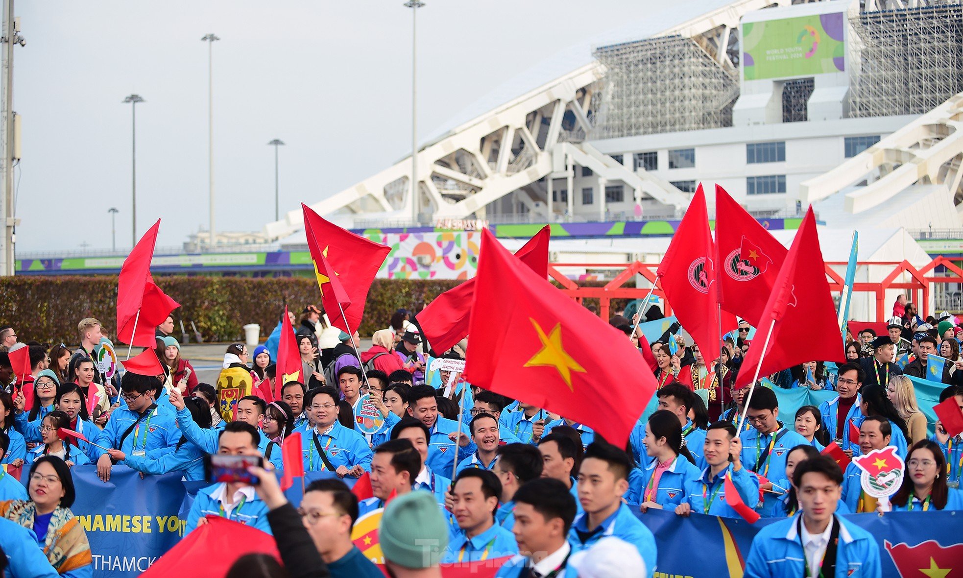 Bandera roja con estrella amarilla ondeando en el Festival Mundial de la Juventud 2024 foto 5