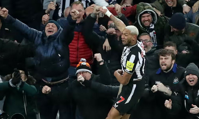 Joelinton celebrates scoring to make it 3-1 for Newcastle against Chelsea. Photo: Reuters